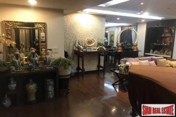 The Lanai Condo  Elegant Three Bedroom on Garden Floor in Chong Nonsi