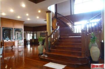 Beautiful Two Storey, Six Bedroom Modern Thai-Style House on 3 Rai of Land Near Don Muang Airport