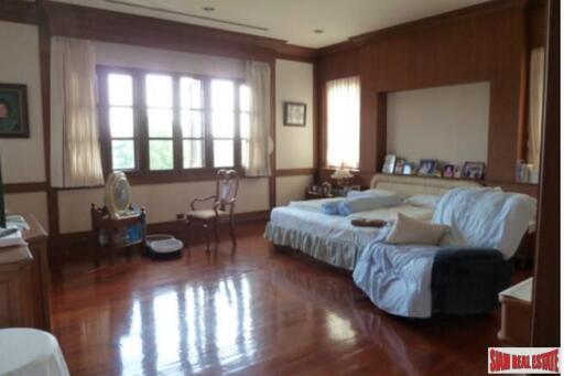 Beautiful Two Storey, Six Bedroom Modern Thai-Style House on 3 Rai of Land Near Don Muang Airport