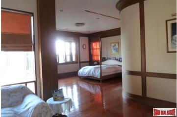 Beautiful Two Storey, Six Bedroom Modern Thai-Style House on 3 Rai of Land Near Don Muang Airport