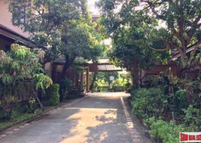 Beautiful Two Storey, Six Bedroom Modern Thai-Style House on 3 Rai of Land Near Don Muang Airport