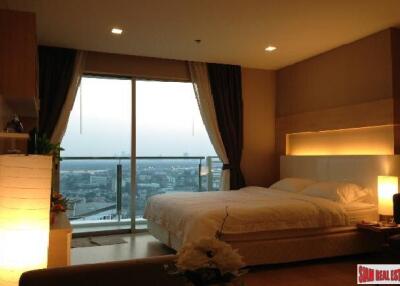 Sky Walk Condo - Large Quality Studio Condo - Unblocked Views on High Floor & Close to BTS Phra Khanong.