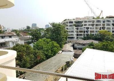 39 Suites - Convenient and Modern Two Bedroom Condo on Sukhumvit 39, Phrom Phong