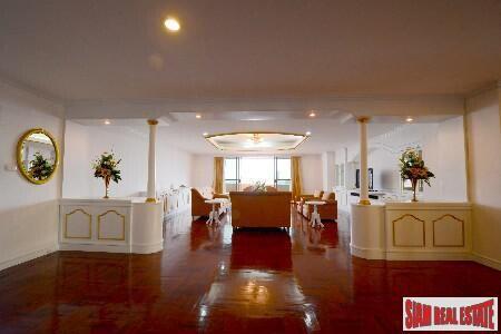 Oriental Tower - Lavish Living in this Three Bedroom Condo on the 23rd Floor in Ekkamai