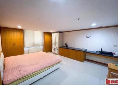 Icon III - Big & Sunny One Bedroom Corner Unit with Unobstructed City Views for Sale - Thong Lo