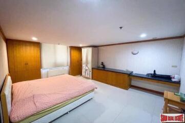 Icon III - Big & Sunny One Bedroom Corner Unit with Unobstructed City Views for Sale - Thong Lo