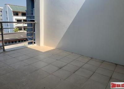 Four Storey Five Bedroom House for Sale with Lots of Parking in Ekkamai