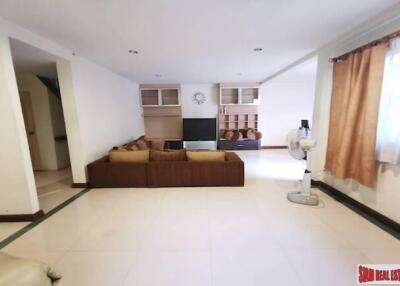 Three Storey Three Bedroom Townhouse for Sale in a Quiet Sukhumvit 39 Location