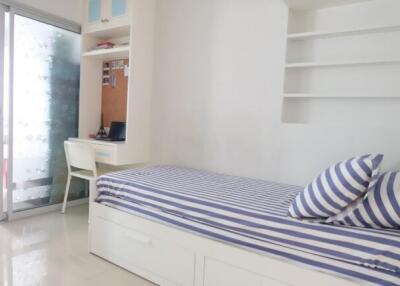 Aspire Rama 9 - Brightly Furnished One Bed Condo on 20th Floor with Closed Kitchen in Excellent Location of Rama 9