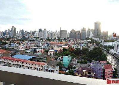 J.C.Tower  A Nice One Bedroom Corner Condo in Popular Thong Lo