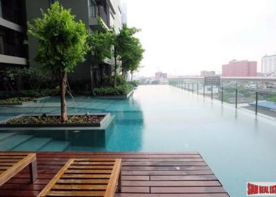 Teal Sathorn- Taksin  City Views and Close to the BTS in the Three Bedroom Condo in Wongwian Yai