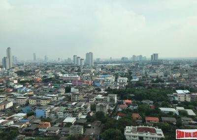 Teal Sathorn- Taksin  City Views and Close to the BTS in the Three Bedroom Condo in Wongwian Yai