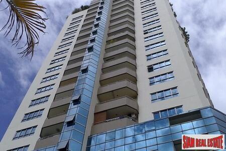 Sarin Place - Two Bedroom Corner Unit Condo for Sale at Ratchadaphisek