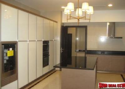 House 4 bedrooms, 5 bathrooms, secured compound, closed to Asoke intersection, BTS and subway!