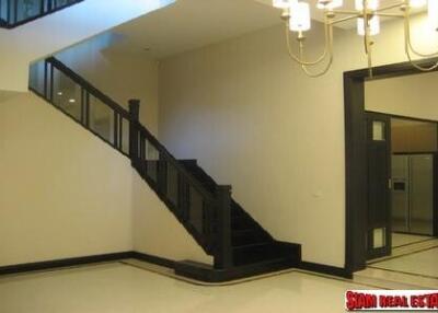 House 4 bedrooms, 5 bathrooms, secured compound, closed to Asoke intersection, BTS and subway!