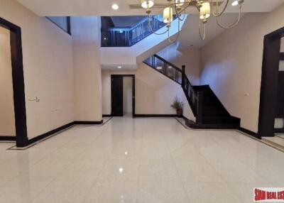 House 4 bedrooms, 5 bathrooms, secured compound, closed to Asoke intersection, BTS and subway!