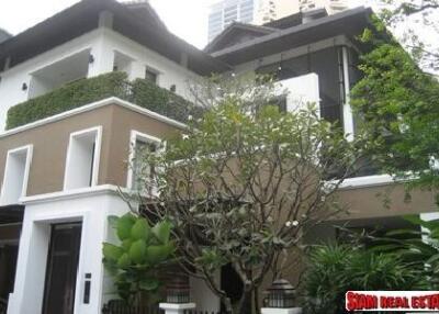 House 4 bedrooms, 5 bathrooms, secured compound, closed to Asoke intersection, BTS and subway!