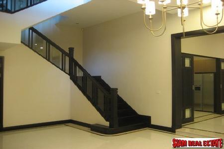 House 4 bedrooms, 5 bathrooms, secured compound, closed to Asoke intersection, BTS and subway!