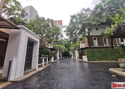 House 4 bedrooms, 5 bathrooms, secured compound, closed to Asoke intersection, BTS and subway!