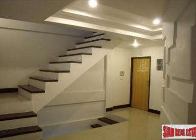 Five Store Large Townhouse for Rent in the On-nut Area, Bangkok