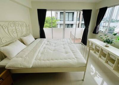 Beautiful Five Bedrooms + Maid room Home with Tropical Garden for Rent in Phormphong, Bangkok