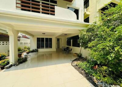 Beautiful Five Bedrooms + Maid room Home with Tropical Garden for Rent in Phormphong, Bangkok