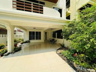 Beautiful Five Bedrooms + Maid room Home with Tropical Garden for Rent in Phormphong, Bangkok