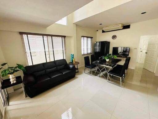 Beautiful Five Bedrooms + Maid room Home with Tropical Garden for Rent in Phormphong, Bangkok