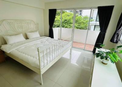 Beautiful Five Bedrooms + Maid room Home with Tropical Garden for Rent in Phormphong, Bangkok