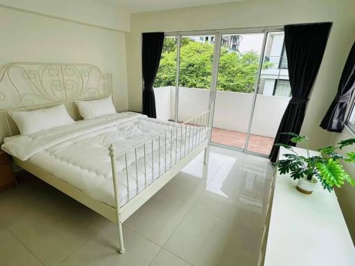 Beautiful Five Bedrooms + Maid room Home with Tropical Garden for Rent in Phormphong, Bangkok