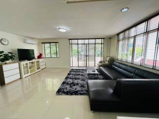 Beautiful Five Bedrooms + Maid room Home with Tropical Garden for Rent in Phormphong, Bangkok