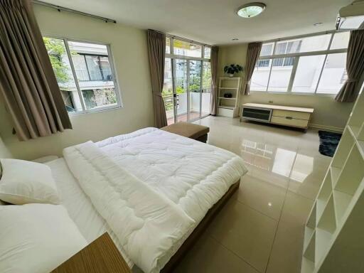 Beautiful Five Bedrooms + Maid room Home with Tropical Garden for Rent in Phormphong, Bangkok