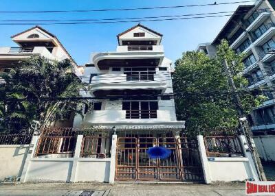 Beautiful Five Bedrooms + Maid room Home with Tropical Garden for Rent in Phormphong, Bangkok