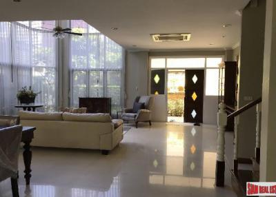 Private House in Sukhumvit Area  4 Bedrooms and 4 Bathrooms, 300 Sq.M, Nana, Bangkok
