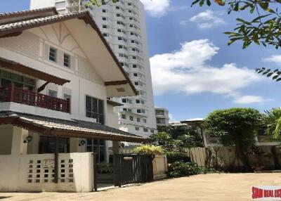 Private House in Sukhumvit Area - 4 Bedrooms and 4 Bathrooms, 300 Sq.M, Nana, Bangkok