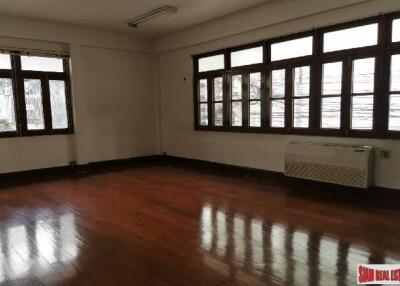 Large Three Bedroom Family Style House for Rent on Asoke BTS , 5 Min Walk to BTS.