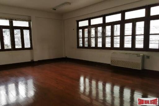 Large Three Bedroom Family Style House for Rent on Asoke BTS , 5 Min Walk to BTS.