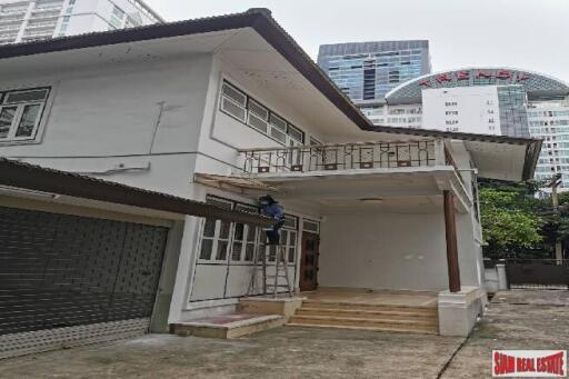 Large Three Bedroom Family Style House for Rent on Asoke BTS , 5 Min Walk to BTS.