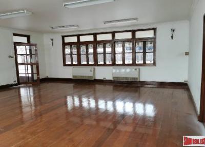 Large Three Bedroom Family Style House for Rent on Asoke BTS , 5 Min Walk to BTS.