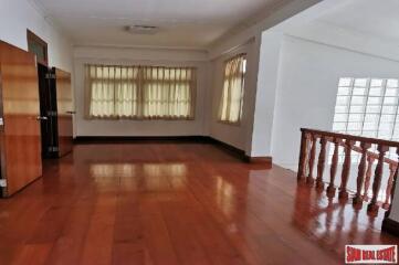 Large Three Bedroom Family Style House for Rent on Asoke BTS , 5 Min Walk to BTS.