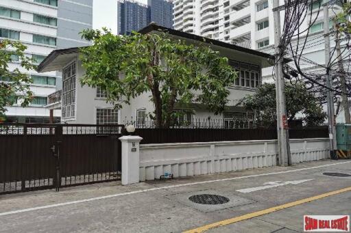 Large Three Bedroom Family Style House for Rent on Asoke BTS , 5 Min Walk to BTS.