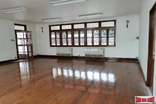 Large Three Bedroom Family Style House for Rent on Asoke BTS , 5 Min Walk to BTS.