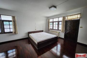 Townhome in Asoke - A 320 sqm. Prime Living Opportunity with 3 Bedrooms and 4 Bathrooms For Rent In Bangkok