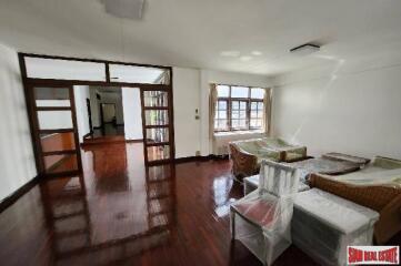 Townhome in Asoke - A 320 sqm. Prime Living Opportunity with 3 Bedrooms and 4 Bathrooms For Rent In Bangkok