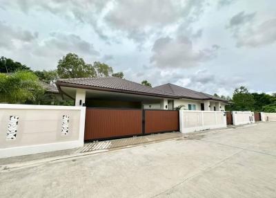 Pool Villa for sale, Huai Yai, great price, beautifully decorated, swimming pool view, Chonburi.