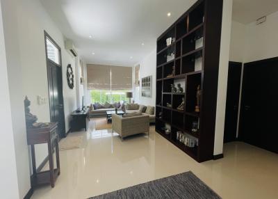 Black Mountain: Modern 3 Bed, 2 Bath Villa with extended Pool and Terrace Area