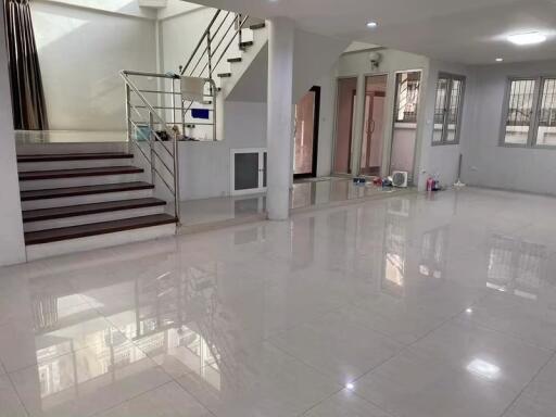 House for Rent in Phra Khanong.