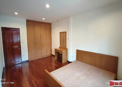 Thonglor Townhouse  Spacious 3 Bedrooms, 2 Bathrooms, 170 sq.m.  Tranquil Living with a Beautiful View, Prime Thonglor Location