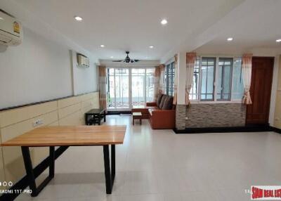 Thonglor Townhouse - Spacious 3 Bedrooms, 2 Bathrooms, 170 sq.m. - Tranquil Living with a Beautiful View, Prime Thonglor Location