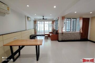 Thonglor Townhouse - Spacious 3 Bedrooms, 2 Bathrooms, 170 sq.m. - Tranquil Living with a Beautiful View, Prime Thonglor Location